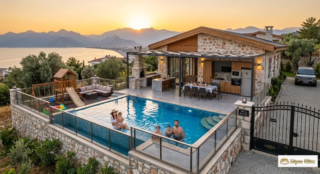 Antalya’da kilitli havuzlu ve açık hava yemek alanlı özel lüks aile villası.
